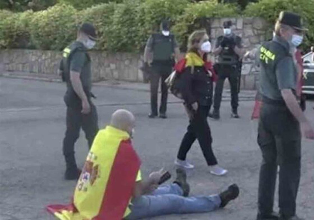 Miguel Frontera, en el suelo, será juzgado a partir de este lunes por acosar durante medio año el domicilio de Pablo Iglesias e Irene Montero.