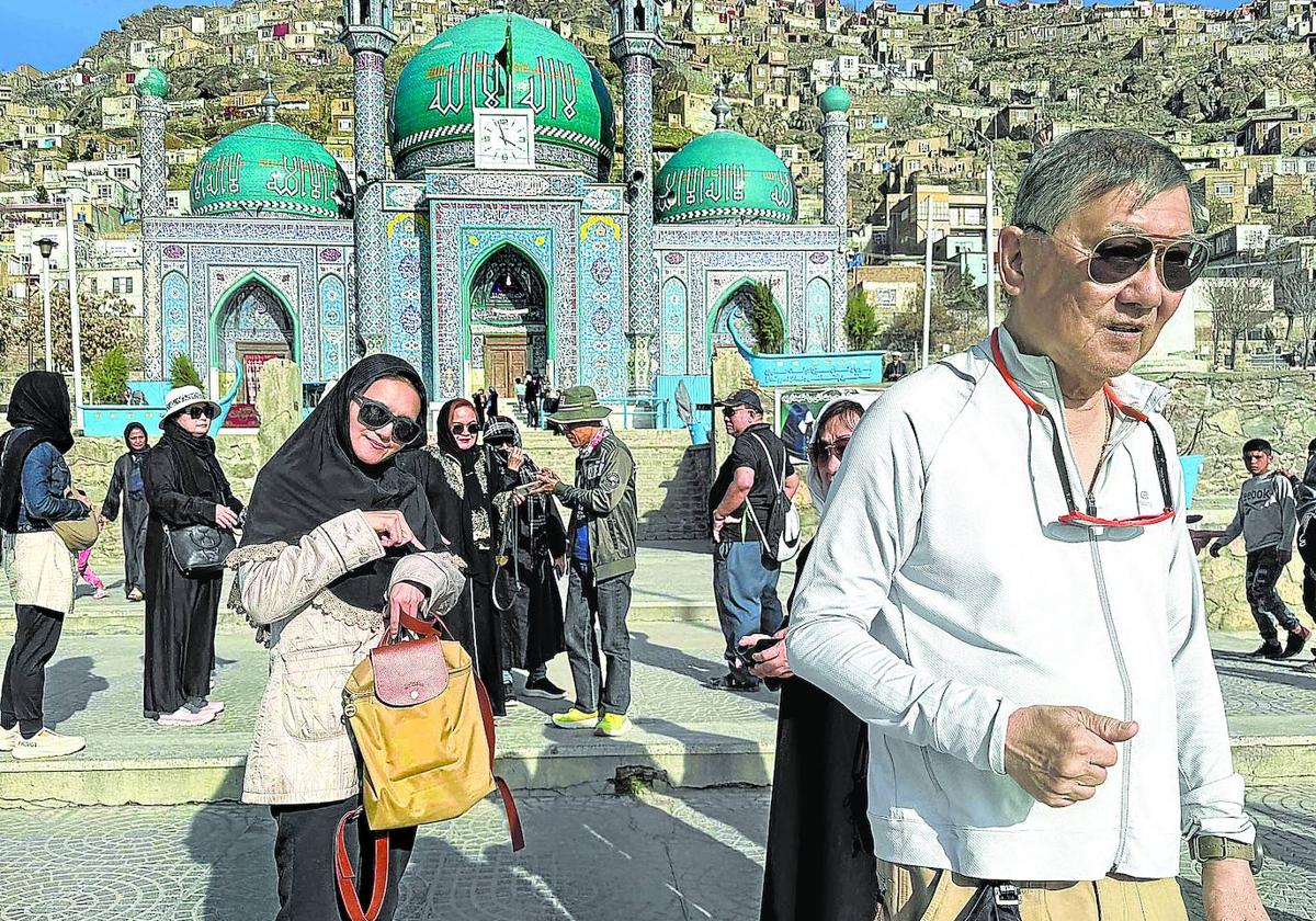 Turistas tailandeses visitan el Santuario Kart-e-Sakhi en Kabul.