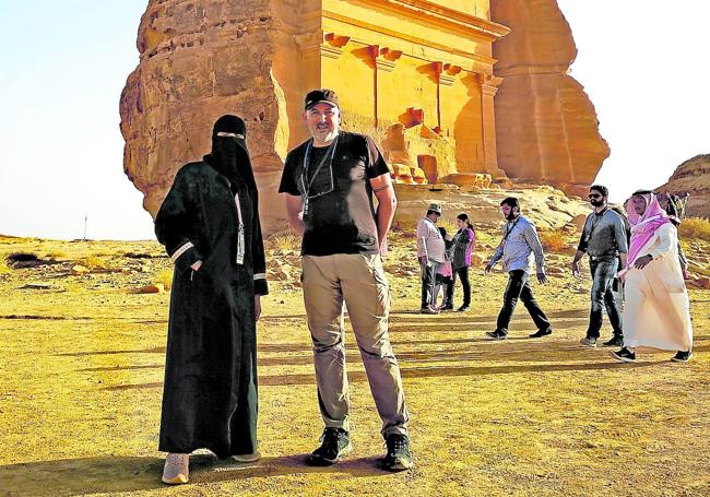 Alberto Campa posa con una turista en la antigua ciudad de Mada'in Saleh, en Arabia Saudita.