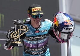 David Alonso celebra su triunfo en Moto3.