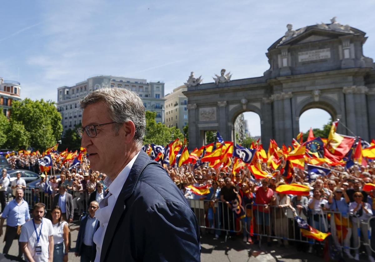 Alberto Núñez Feijóo, con la Puerta de Alcalá de fondo.