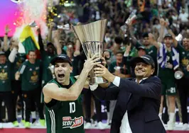 Sloukas y Ataman elevan el trofeo de la Euroliga tras la victoria del Panathinaikos.