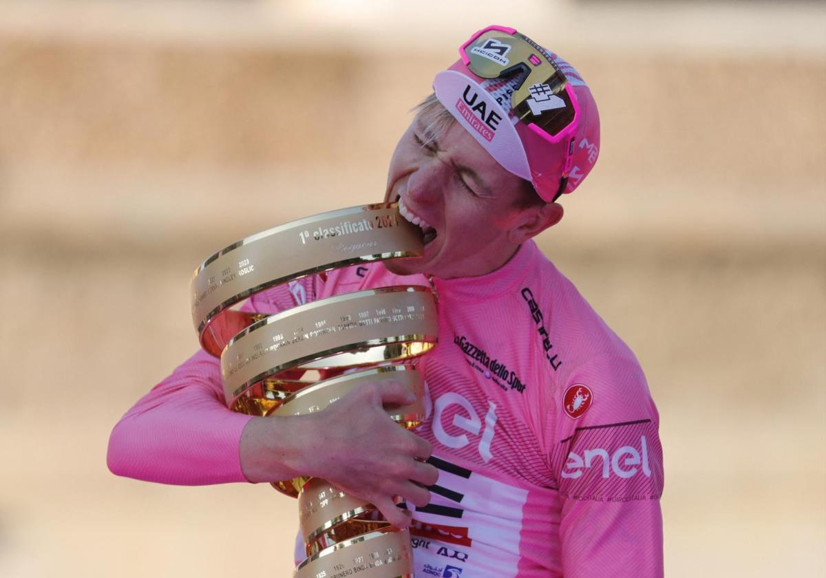 Tadej Pogacar, con el trofeo de campeón del Giro de Italia 2024.