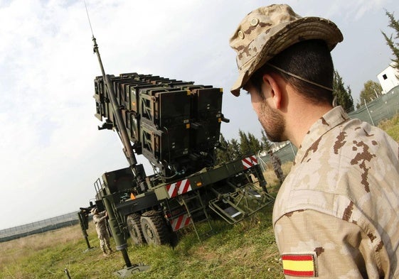 Soldado del ejército español frente a una batería Patriot en Turquía en 2015