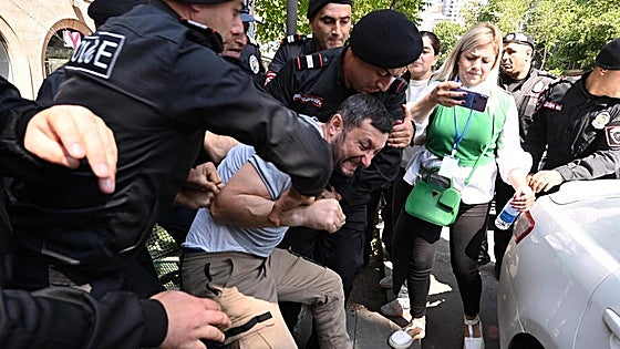 Los armenios salen a la calle para criticar la cesión de territorio a la vecina Azerbaiyán