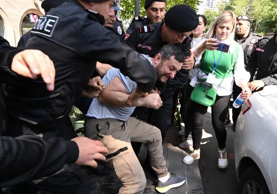 Agentes armenios detienen a un manifestante durante una manifestación en Ereván, la capital.