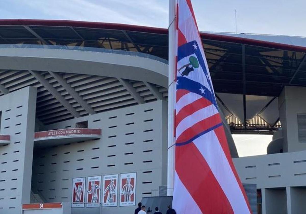 La bandera del estadio Metropolitano ya luce con el escudo vigente desde 1947 hasta 2017.