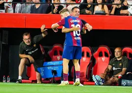 Fermín López abraza a Xavi tras su gol al Sevilla.