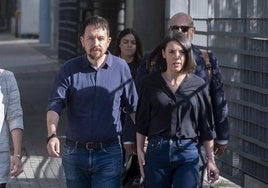 Irene Montero y Pablo Iglesias a , a su llegada al juzgado.