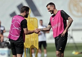 Joselu estrecha la mano de Nacho durante el entrenamiento de este lunes en la Ciudad Deportiva del Real Madrid.