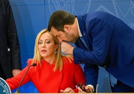 El ministro de Infraestructuras y Transportes, Matteo Salvini, en una imagen de archivo con la jefa del Gobierno italiano, Giorgia Meloni.