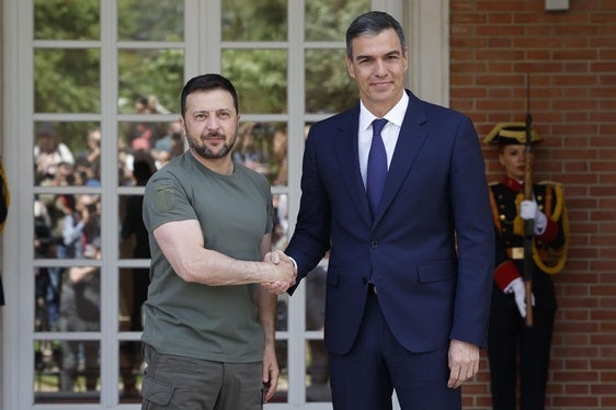 El presidente del Gobierno, Pedro Sánchez, junto al presidente ucraniano, Volodimir Zelenski, este lunes en la Moncloa