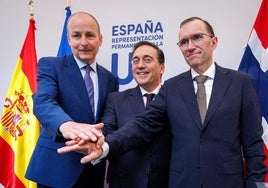 Martin, Albares y Barth estrechan sus manos durante el encuentro de este lunes en Bruselas.