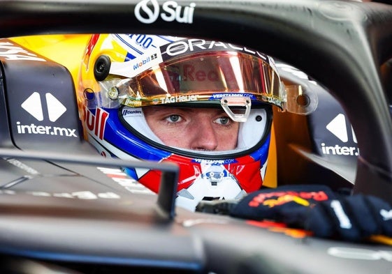 Max Verstappen, pensativo y concentrado, subido en su Red Bull