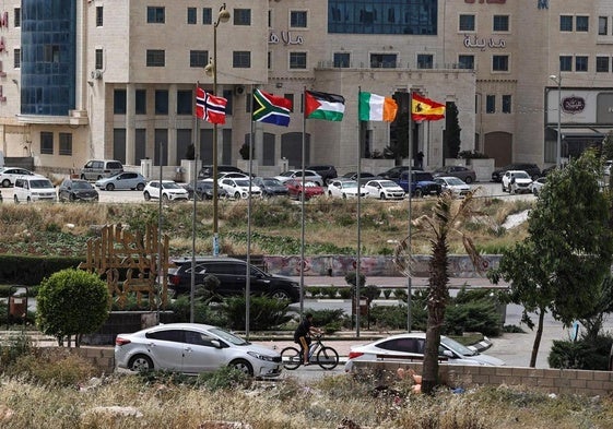 Las banderas de Noruega, Sudáfrica, Palestina, Irlanda y España en la ciudad de Ramala en Cijsordania