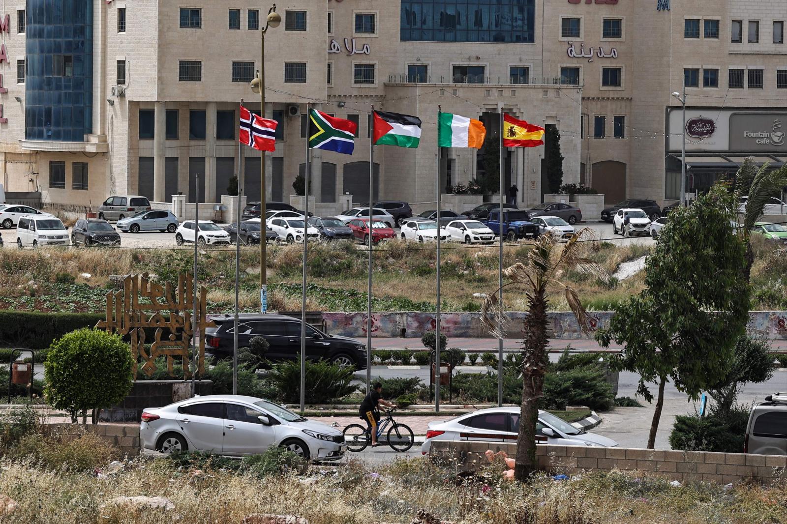 Las banderas de Noruega, Sudáfrica, Palestina, Irlanda y España en la ciudad de Ramala en Cijsordania