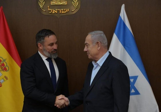 El líder de Vox, Santiago Abascal, estrecha la mano del primer ministro israelí, Benjamin Netanyahu