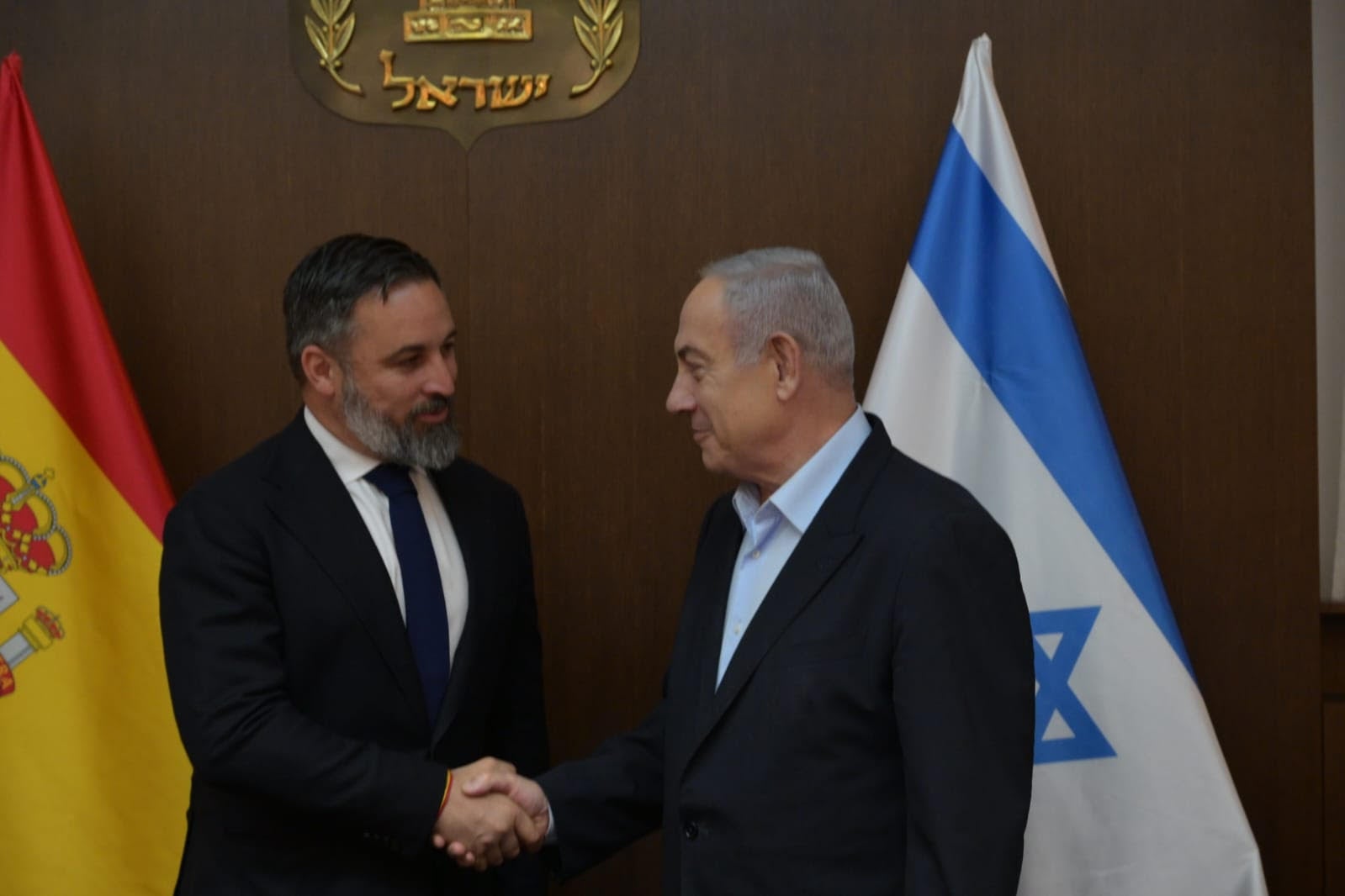 El líder de Vox, Santiago Abascal, estrecha la mano del primer ministro israelí, Benjamin Netanyahu