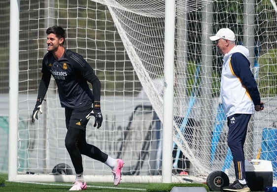 Thibaut Courtois y Carlo Ancelotti en un entrenamiento previo a la final de Champions.