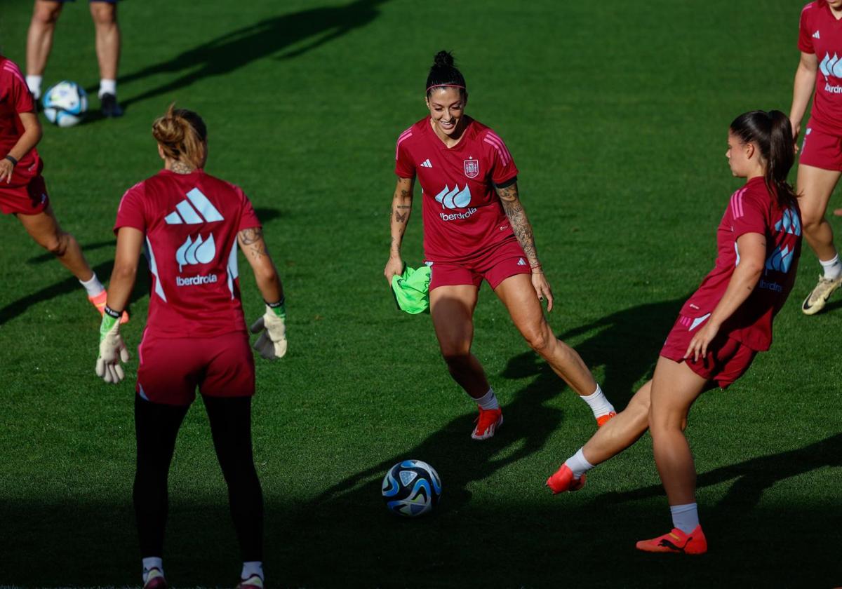 La centrocampista de la selección española Jenni Hermoso (c) participa en el entrenamiento de la selección española de fútbol en la Ciudad del Fútbol de Las Rozas