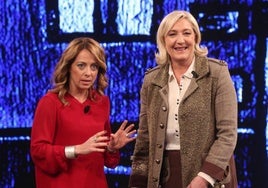 Le Pen y Meloni asistieron en 2015 al programa de la televisión italiana 'Di martedi en Roma'.