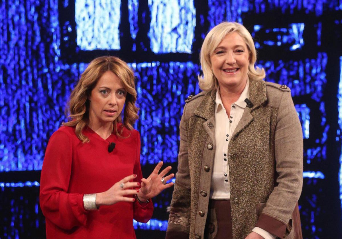 Le Pen y Meloni asistieron en 2015 al programa de la televisión italiana 'Di martedi en Roma'.