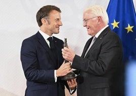 El presidente francés, Emmanuel Macron, recibe el Premio Paz de Westfalia de manos de su homólogo alemán, Frank-Walter Steinmeier, en Münster.