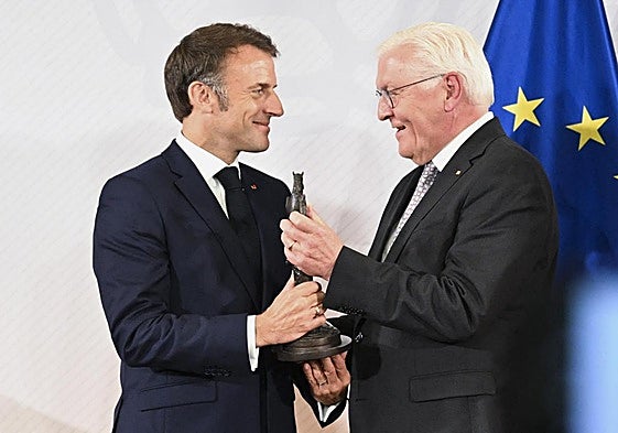 El presidente francés, Emmanuel Macron, recibe el Premio Paz de Westfalia de manos de su homólogo alemán, Frank-Walter Steinmeier, en Münster.
