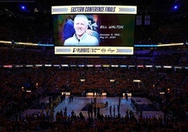 Homenaje a Bill Walton antes de la final de conferencia entre Indiana Pacer y Boston Celtics.