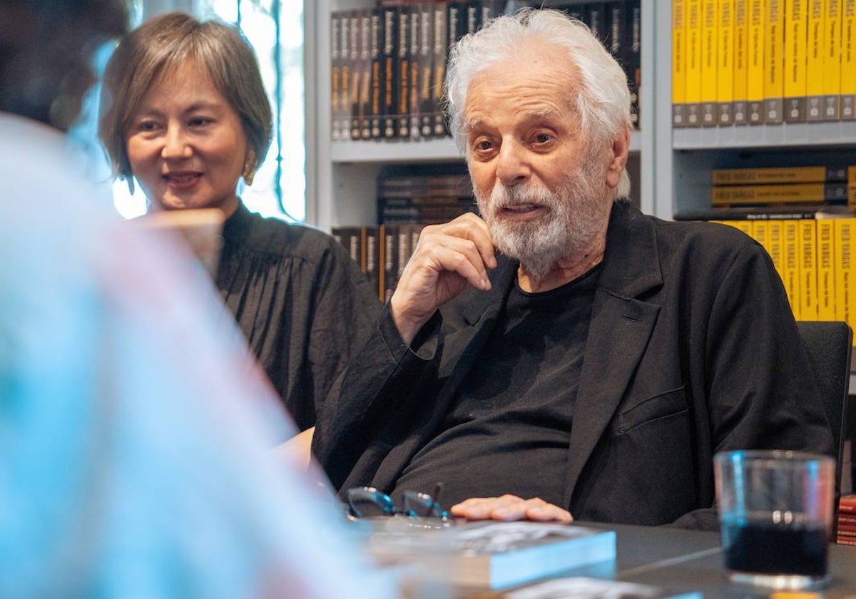 Alejandro Jodorowsky con su esposa Pascale Montado en la sede de Siruela.