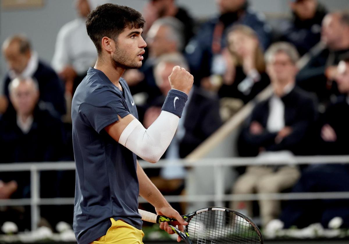 Carlos Alcaraz celebra su victoria ante Jesper de Jong.