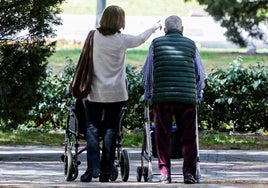 Un anciano pasea con ayuda de un andador.