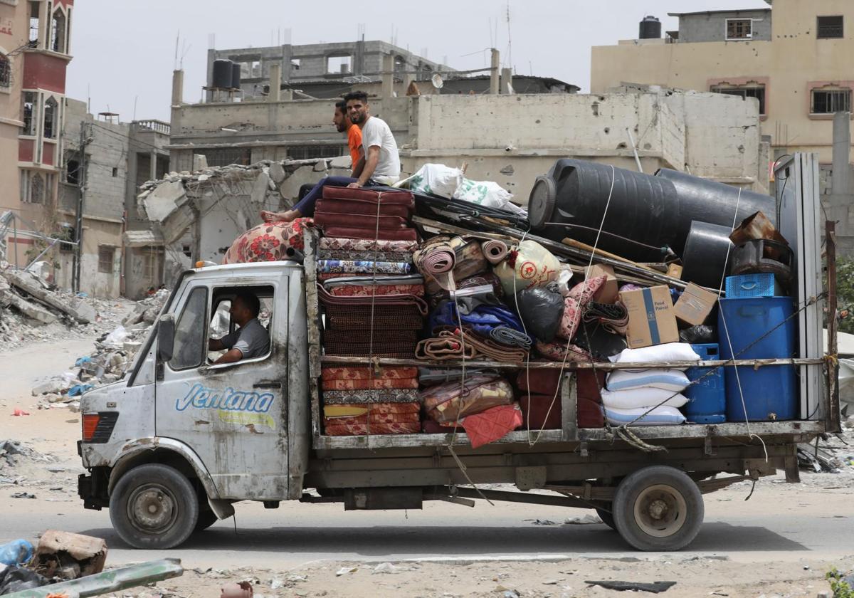 Palestinos huyen de Rafah con sus pertenencias en un camión.