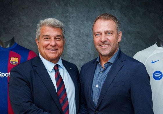 Joan Laporta y Hansi Flick, tras la firma de su contrato con el Barça.