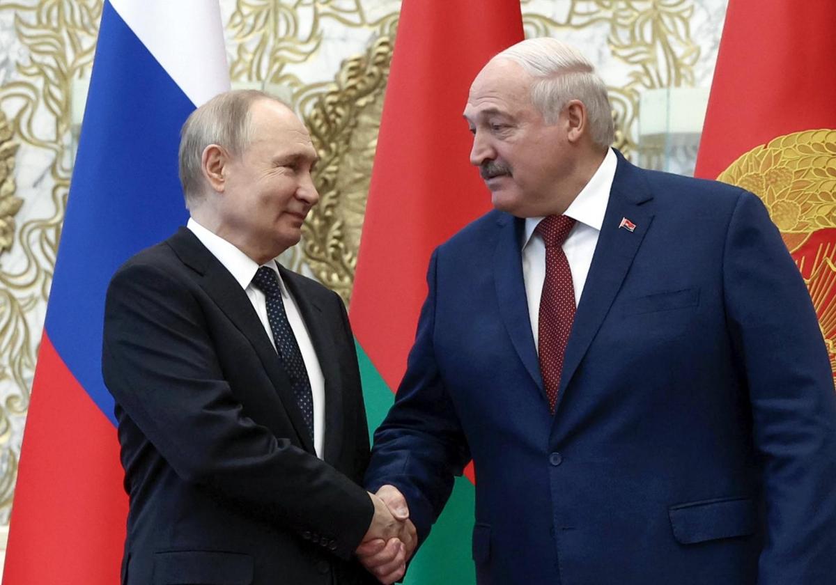 El presidente bielorruso, Alexánder Lukashenko, saluda a su homólogo ruso, Vladímir Putin, durante el encuentro celebrado el pasado viernes en Minsk.