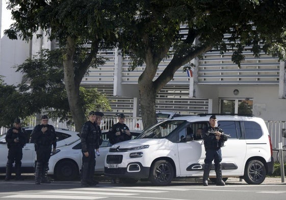 Gendarmes vigilan una calle de Noumea, la capital de Nueva Caledonia, durante la visita de Macron la semana pasada.