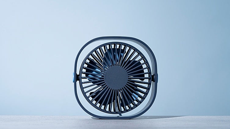 Refréscate mientras trabajas o juegas con estos ventiladores de escritorio