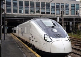 Un nuevo tren Avril de Renfe saliendo de la estación de Oviedo.