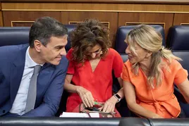 El presidente del Gobierno, Pedro Sánchez; la vicepresidenta primera y ministra de Hacienda, María Jesús Montero y la vicepresidenta segunda y ministra de Trabajo, Yolanda Díaz