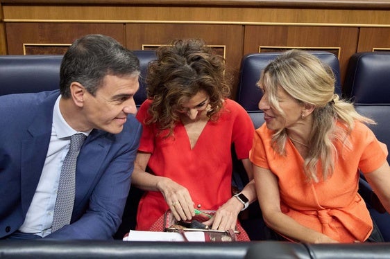El presidente del Gobierno, Pedro Sánchez; la vicepresidenta primera y ministra de Hacienda, María Jesús Montero y la vicepresidenta segunda y ministra de Trabajo, Yolanda Díaz