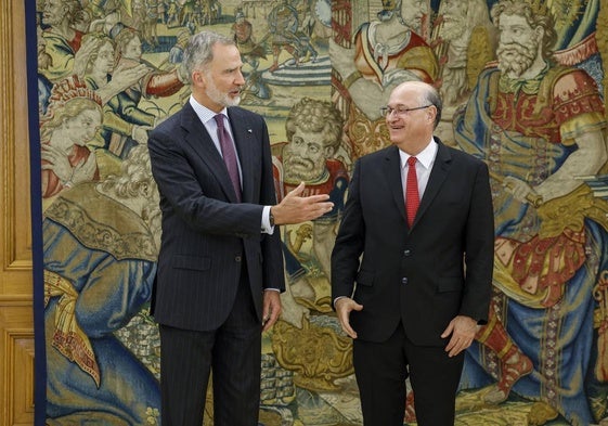 El rey Felipe VI , durante su audiencia con el presidente del Banco Interamericano de Desarrollo (BID), Ilan Goldfajn, el pasado 24 de mayo.