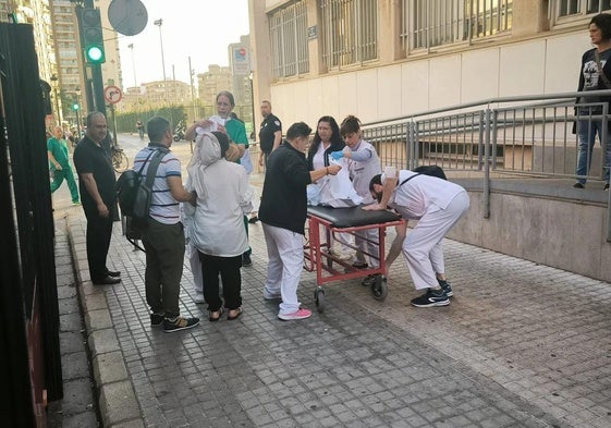 Instante en el que los padres y el bebé llegan al Hospital Clínico en el autobús de la EMT.