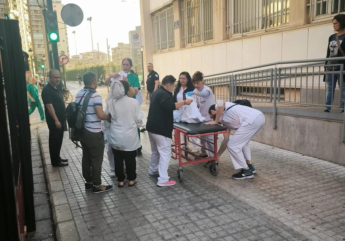 Instante en el que los padres y el bebé llegan al Hospital Clínico en el autobús de la EMT.