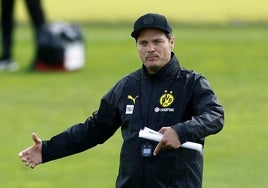 Edin Terzic, entrenador del Borussia Dortmund, preparando la final de la Champions.