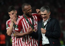 José Luis Mendilibar, celebrando la Conference League con Ayoub El Kaabi.