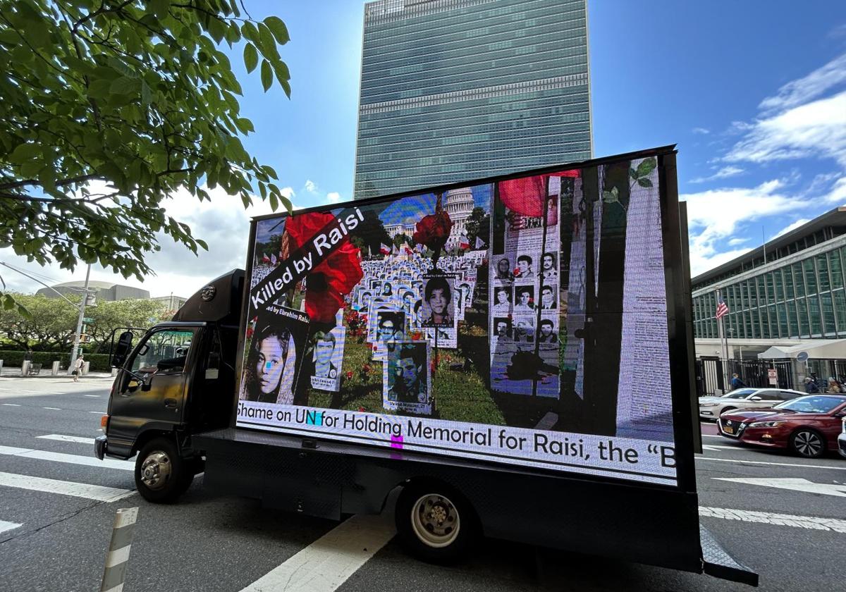 Una furgoneta con una pantalla digital proyecta una imagen en la que se lee 'Asesinados por Raisi' junto a la Asamblea General de la ONU.