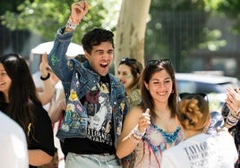 Fans de Taylor Swift en las inmediaciones del Estadio Santiago Bernabéu, antes del segundo concierto de Taylor Swift