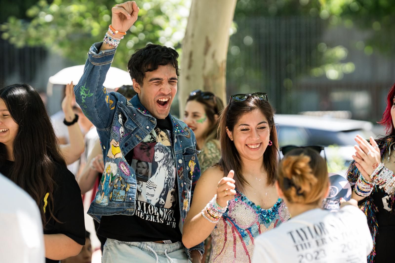 Fans de Taylor Swift en las inmediaciones del Estadio Santiago Bernabéu, antes del segundo concierto.