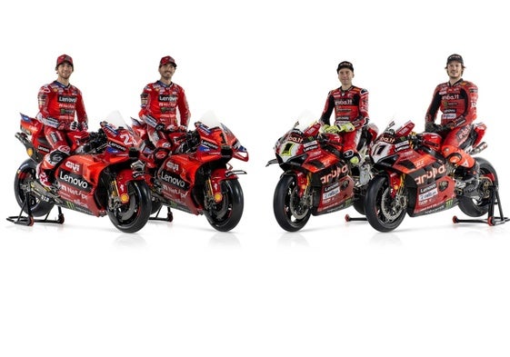 Los pilotos de MotoGP y Superbikes posando con sus motocicletas