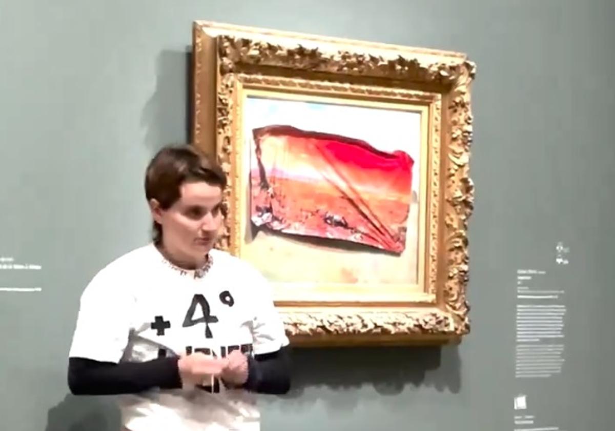 La activista, que no fue identificada, tras atacar el cuadro de Monet.